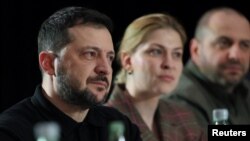 乌克兰总统泽连斯基与副总理奥尔哈·斯特凡尼西纳和国防部长鲁斯泰姆·乌梅罗夫在慕尼黑安全会议上。(2025 年 2 月 14 日)