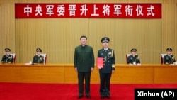 中国领导人习近平在北京主持授予陈辉上将军衔的仪式。(2024年12月23日)