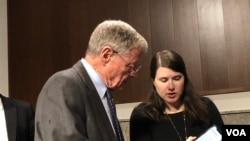 参议院军委会主席英霍夫(左)(美国之音黎堡2019年4月9日)