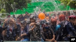 မန္တလေး သင်္ကြန်အကျနေ့ မြင်ကွင်း