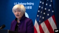 美国财长耶伦在访问北京期间在美国驻华大使馆举行的记者会上讲话。(2023年7月9日)
