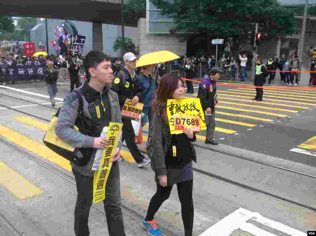 数万港人参与民阵争取真普选大游行(美国之音海彦拍摄)