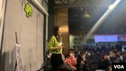 资料照片:北京友你酒吧的脱口秀表演现场。