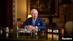 ဗြိတိန်ဘုရင် Charles ကို ဘာကင်ဟမ် နန်းတော်တွင်း "The King's Music Room" လွှင့်ထုတ်မှု ရိုက်ကူးရေးအတွင်းတွေ့ရစဥ်။