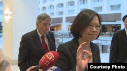 蔡英文在走出国务院后大方的对媒体发表简短讲话 (图片来源:蔡英文访美媒体团)