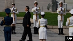 中国领导人习近平在天安门广场举行的献花仪式中走向人民英雄纪念碑。(法新社 2020年9月30日)