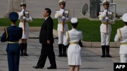 中国领导人习近平在天安门广场举行的献花仪式中走向人民英雄纪念碑。(2020年9月30日)