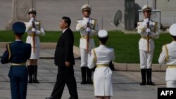 中国领导人习近平在天安门广场举行的献花仪式中走向人民英雄纪念碑。(2020年9月30日)