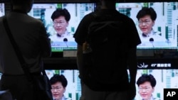 2019年6月15日,香港市民观看行政长官林郑月娥在新闻发布会上的讲话。林郑月娥称将无限期暂停拟议中的引渡法案,以回应公众对这项措施的普遍不满。