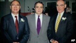 费克图(左)和道尼(右)与时任中央情报局局长特内特合影。(资料照)