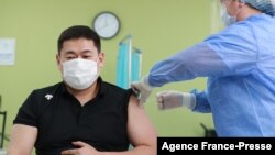 蒙古总理罗布森那木斯莱·奥云额尔登在首都乌兰巴托接种第一剂阿斯利康/牛津新冠疫苗。(2021年2月23日)