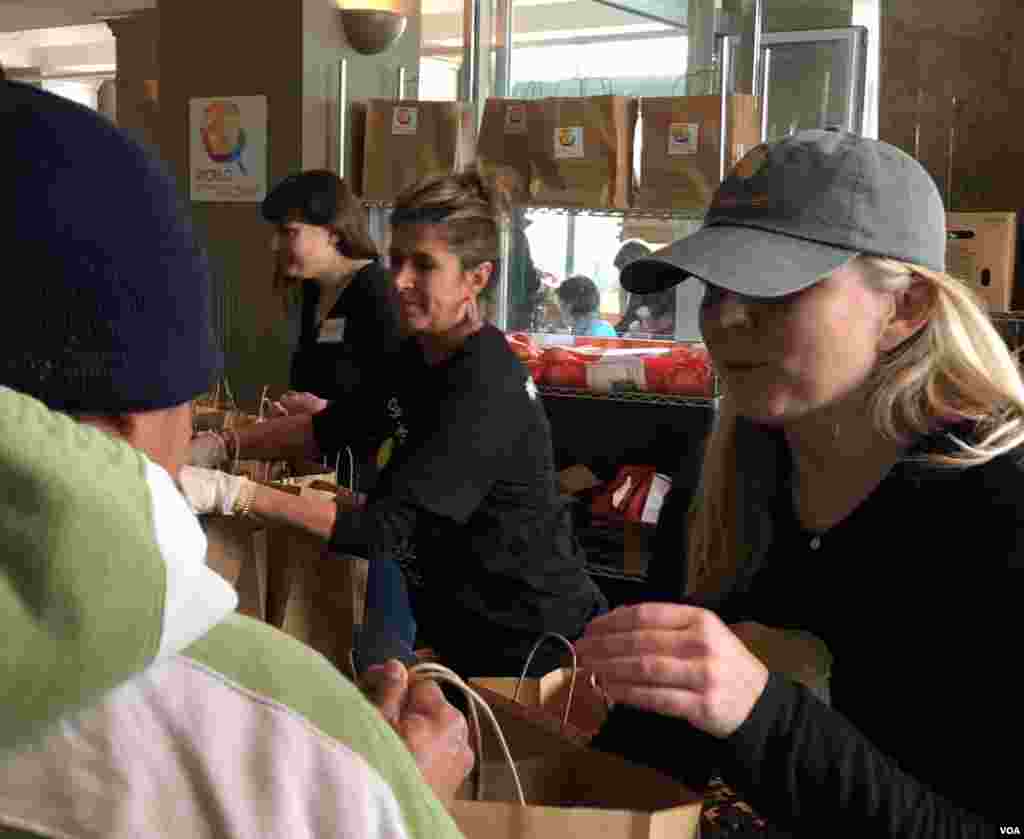 名厨何塞·安德烈斯的世界中央厨房在华盛顿向因政府关门而拿不到工资的联邦员工免费发放蔬菜瓜果。(2019年1月23日)