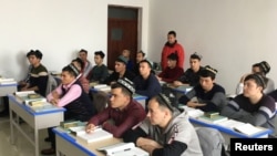 新疆政府为一小批外国记者组织了对乌鲁木齐一个“再教育营”的参观.维吾尔穆斯林学生正在上课。(2019年1月3日)