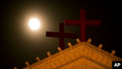 月光照耀下的温州圣三一教堂十字架。(资料照)