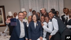 资料照片:台湾总统府发布图片显示总统蔡英文在圣卢西亚与民众一起拍照留念。(2019年7月18日)