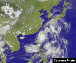 台湾中央气象台7月7日17时40分发布的卫星云图显示台风尼伯特外围已登陆台湾本岛(台湾中央气象台)