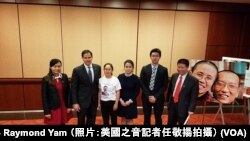 美国国会及行政当局中国委员会主席鲁比奥参议员在记者会后与中国维权人士家属合照(2017年10月5日,美国之音记者任敬扬拍摄)