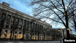 美国司法部大楼沐浴在晨光中。(2020年2月14日)