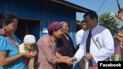 ကာဒီနယ်ရဟန်းအမတ် Charles Maung Bo က ၂၀၁၇ တုန်းက ကချင်ဒုက္ခသည်စခန်းကို သွားရောက်စဉ် (Patrick Latt Sharr Ni)
