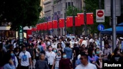 上海南京路上的行人 (2021年5月10日)