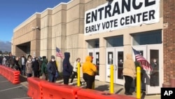 2020年10月30日俄亥俄州哥伦布人们冷风中缓行列进行初选投票。