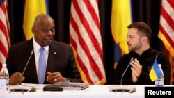 美国防长奥斯汀与乌克兰总统泽连斯基在德国的拉姆施泰因空军基地出席乌克兰国际联络小组会议。(2024年9月6日)