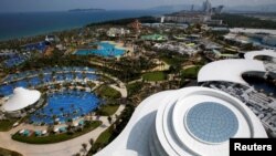 中国海南省三亚的亚特兰蒂斯三亚酒店前的娱乐设施全景(2018年4月26日)。