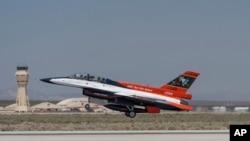 资料照片:人工智能驾驶的美国空军F-16战斗机在加利福尼亚州爱德华兹空军基地起飞。(2024年5月2日)