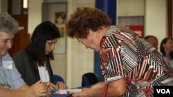 တနင်္ဂနွေနေ့က ဟန်ဂေရီ လူထုဆန္ဒခံယူပွဲတွင်မဲပေးစဉ်