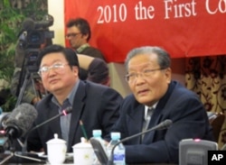 潭长流(左)和羊涤生在颁奖仪式上