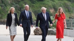 G7峰会前夕,英国首相约翰逊、他的妻子凯莉·约翰逊(Carrie Johnson)、美国总统拜登和第一夫人吉尔·拜登(Jill Biden)走在位于英国康沃尔郡卡比斯湾的卡比斯湾酒店外。(2021年6月10日)