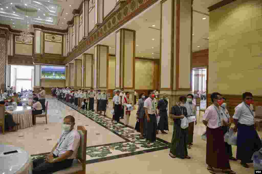 တတိယအကြိမ် လွှတ်တော် တက်ရောက်မည့် ပြည်သူ့လွှတ်တော် ကိုယ်စားလှယ်များကို COVID ကာကွယ်ဆေး စတင် ထိုးနှံသည့် မြင်ကွင်း။ (ဇန်နဝါရီ ၂၉၊ ၂၀၂၁)