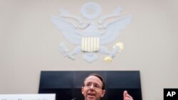 美国司法部副部长罗森斯坦在国会众议院司法委员会监督听证上讲话。(2017年12月13日)