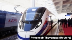 在老挝首都万象举行的连接中国西南城市昆明和万象的高铁项目交接仪式上,一列火车在车站准备就绪。(资料照片,2021年12月3日)