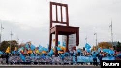 人权活动人士2018年11月6日在联合国人权理事会前抗议中国当局侵权（路透社）