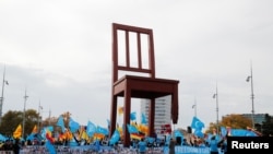 人权活动人士2018年11月6日在联合国人权理事会前抗议中国当局侵权(路透社)