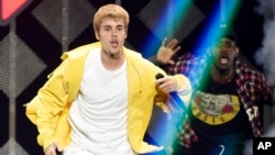 贾斯汀·比伯2016年12月在洛杉矶演出(资料照片)