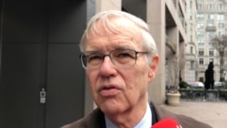 前美国在台协会主席卜睿哲2020年2月7日在华盛顿智库哈德逊研究所外接受媒体采访(美国之音锺辰芳拍摄)