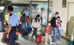 香港九龙湾丽晶花园的居民紧急撤离到新冠检测中心。(2020年12月10日)(美国之音汤惠芸拍摄)