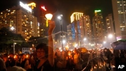 2013年6月4日数万香港居民冒着倾盆大雨,参加了纪念北京军事镇压天安门广场民主抗议活动24周年的烛光守夜晚会。