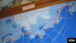 俄罗斯北极博物馆中展示的一幅1980年绘制北极航道图,以及服务北极航道的苏联破冰船队照片。(美国之音白桦)