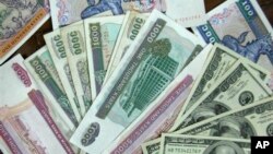 နိုင်ငံခြားငွေနဲ့ မြန်မာကျပ်ငွေ။