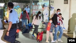 香港九龙湾丽晶花园居民紧急撤离到检疫中心。 (2020年12月10日)(美国之音/汤惠芸)