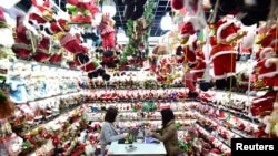 2018年12月17日,中国浙江省义乌市义乌批发市场的一个销售圣诞产品的商店