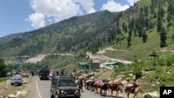 2020年6月18日,在印控的克什米尔,印度军车队行使在斯利那加-拉达克公路上行驶。中印两国军队在拉达克地区发生对峙。