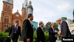 Ngoại trưởng Mỹ John Kerry tại Nhà thờ Đức Bà ở TPHCM, ngày 14/12/2013.