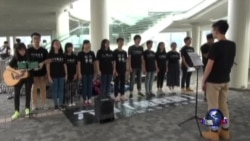 香港学生街头表演“六四报哀音” 香港学生街头表演“六四报哀音”