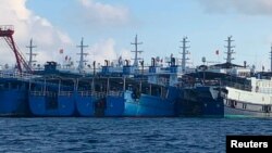 菲律宾方面发布照片:众多中国船只停泊在南中国海有争议的牛轭礁附近。(2021年3月27日)