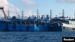 菲律宾方面发布照片:众多中国船只停泊在南中国海有争议的牛轭礁附近。(2021年3月27日)