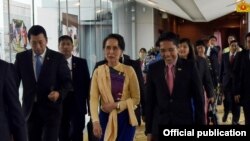 ဒေါ်အောင်ဆန်းစုကြည် စင်ကာပူခရီး စတင် (Myanmar State Counsellor Office)